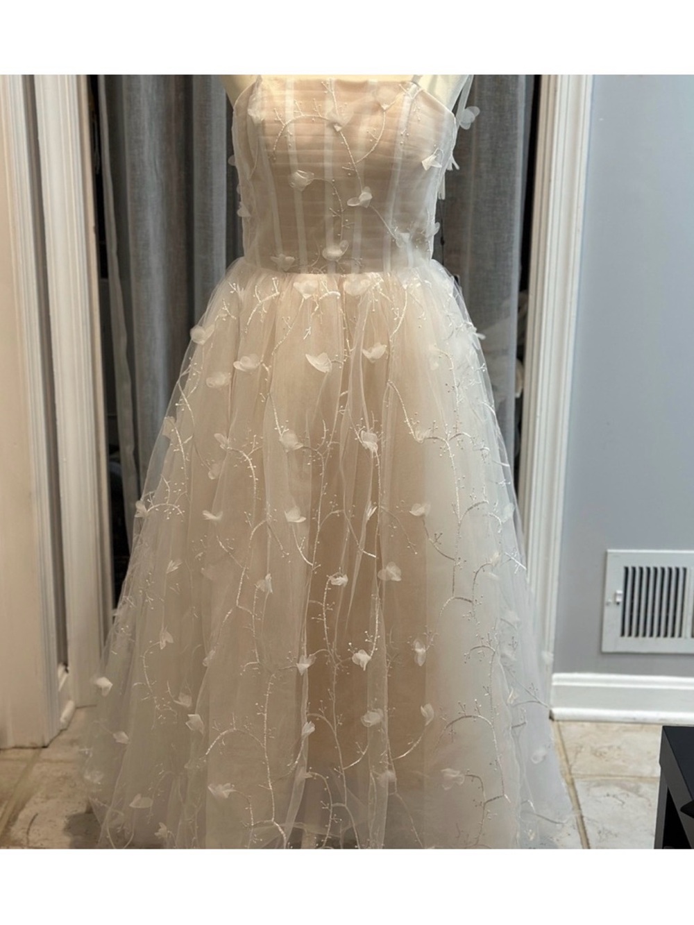 Elegant Ivory Floral Tulle Wedding Dress with 3D Appliqué